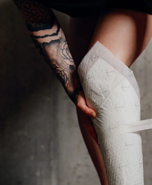 Second skin e pensos usados na cicatrização de tatuagem